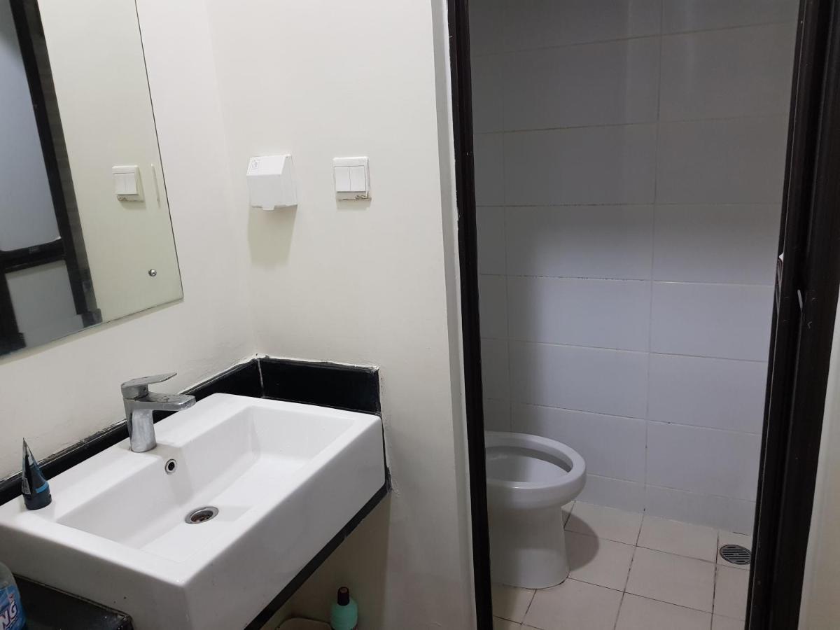 Aloha Guest House - 1 Male Only Tangerang Eksteriør billede